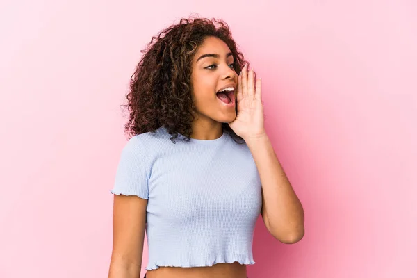 Joven Mujer Afroamericana Sobre Fondo Rosa Gritando Sosteniendo Palma Cerca —  Fotos de Stock