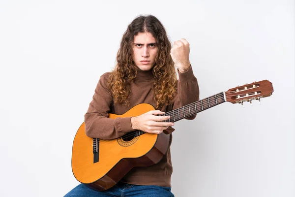 Joven Hombre Caucásico Tocando Guitarra Aislado Mostrando Puño Cámara Expresión —  Fotos de Stock