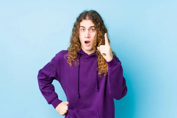 Homem Cabelo Longo Posando Isolado Tendo Uma Ideia Conceito Inspiração — Fotografia de Stock