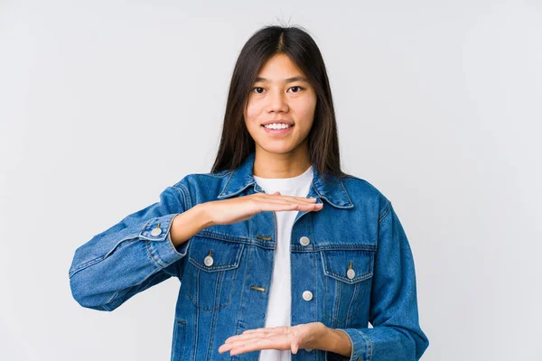 Joven Mujer Asiática Sosteniendo Algo Con Ambas Manos Presentación Del —  Fotos de Stock