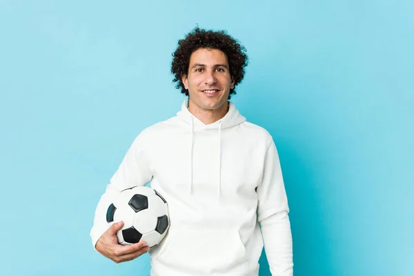 Sportowy Mężczyzna Trzyma Piłkę Nożną Szczęśliwy Uśmiechnięty Wesoły — Zdjęcie stockowe