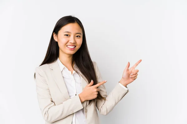 Junge Business Chinesin Isoliert Zeigt Mit Den Zeigefingern Auf Einen — Stockfoto