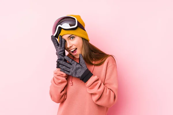 Mulher Branca Jovem Vestindo Uma Roupa Esqui Isolado Piscar Através — Fotografia de Stock