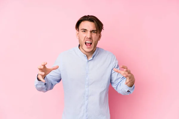 Joven Hombre Caucásico Posando Fondo Rosa Aislado Gritando Rabia — Foto de Stock