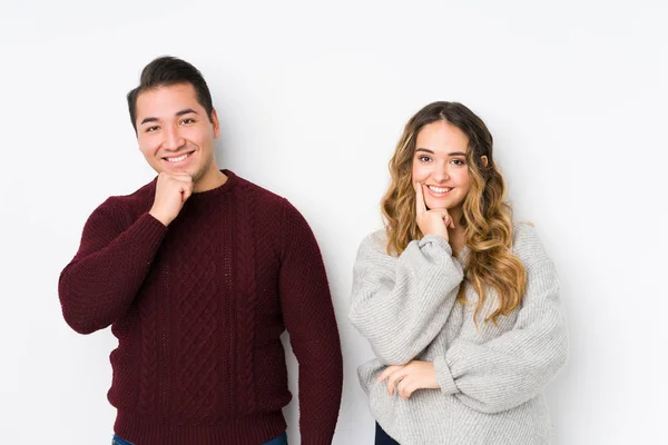 Joven Pareja Posando Fondo Blanco Sonriendo Feliz Confiado Tocando Barbilla — Foto de Stock