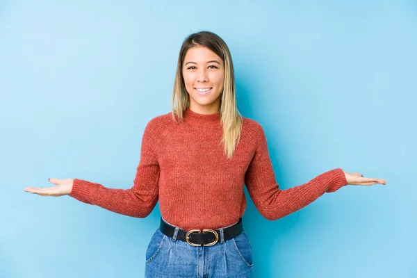 Young Caucasian Woman Posing Isolated Showing Welcome Expression — 스톡 사진