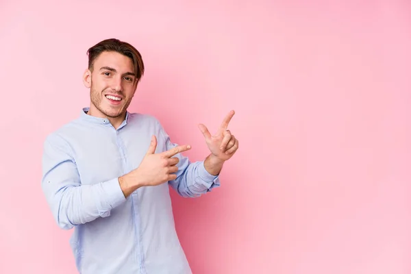 Young Caucasian Man Posing Pink Background Isolated Pointing Forefingers Copy — ストック写真