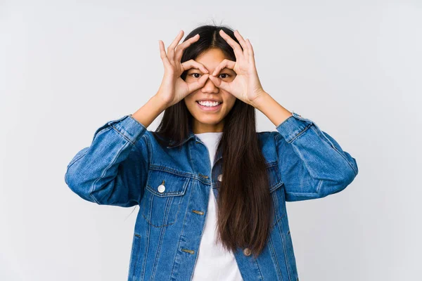 Genç Asyalı Kadın Gözlerinde Iyi Işareti Gösteriyor — Stok fotoğraf