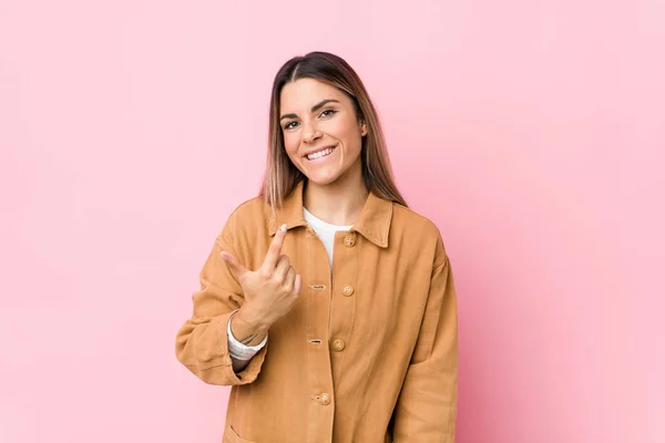 Jonge Blanke Vrouw Geïsoleerd Wijzend Met Vinger Naar Alsof Uitnodigen — Stockfoto