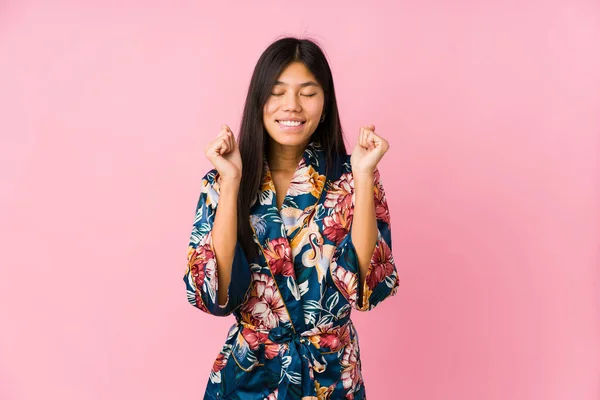 Jovem Mulher Asiática Vestindo Pijama Quimono Levantando Punho Sentindo Feliz — Fotografia de Stock