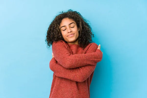 Joven Africano Americano Rizado Pelo Mujer Abrazos Sonriente Despreocupado Feliz —  Fotos de Stock