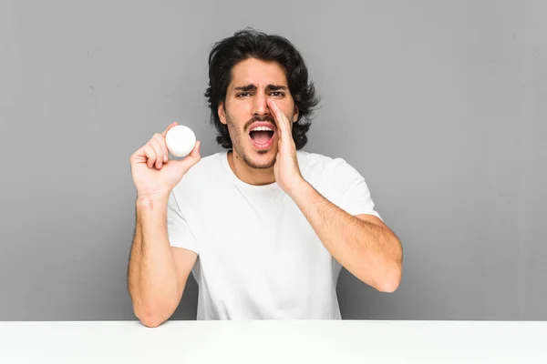 Jongeman Met Een Vochtinbrengende Crème Schreeuwen Opgewonden Naar Voren — Stockfoto