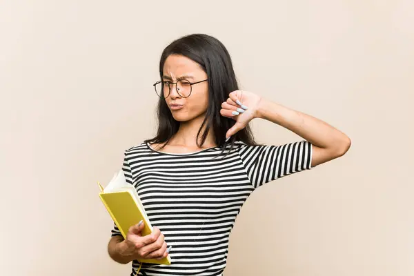 Junge Asiatische Studentin Mit Einem Buch Fühlt Sich Stolz Und — Stockfoto
