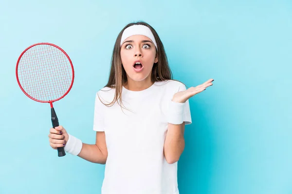 Joven Mujer Caucásica Jugando Bádminton Aislado Sorprendido Sorprendido — Foto de Stock