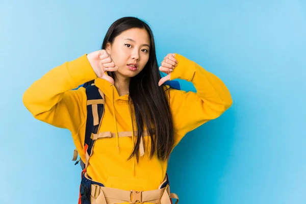 Young Chinese Backpacker Woman Isolated Showing Thumb Expressing Dislike — 스톡 사진