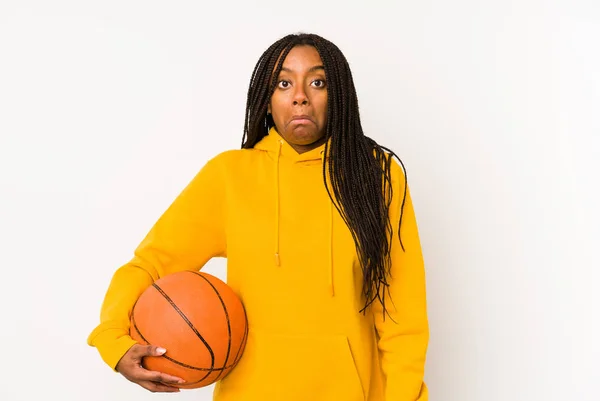 Молода Афроамериканська Жінка Яка Грає Баскетбол Ізольовано Стиснула Плечі Кухоль — стокове фото