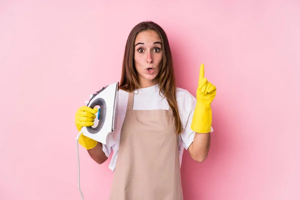 Young Caucasian Woman Clothes Iron Isolated Having Some Great Idea — Stock Photo, Image