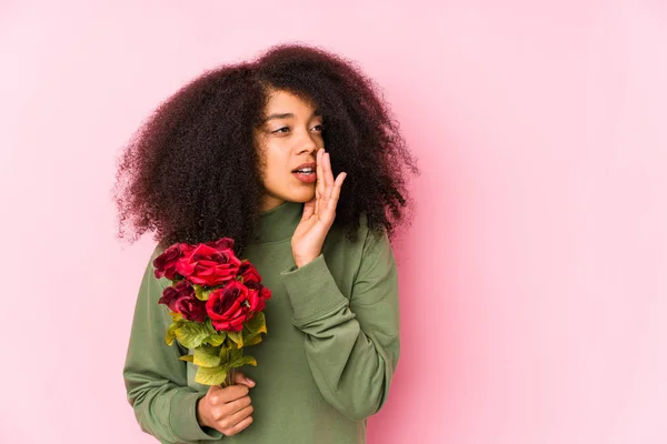Jovem Afro Mulher Segurando Rosas Isolado Jovem Afro Mulher Segurando — Fotografia de Stock
