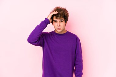 Pembe arka planda yaşayan beyaz bir genç şokta, önemli bir buluşmayı hatırladı..