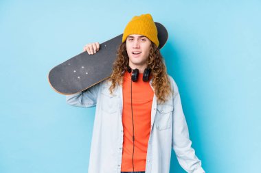 Kafkasyalı genç kaykaycı yalnız gülüyor ve eğleniyor..