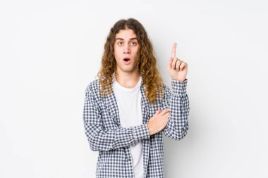 Genç, uzun saçlı, soyutlanmış bir adam. Harika bir fikri var, yaratıcılık kavramı..