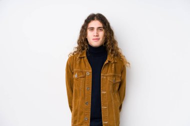 Uzun saçlı adam yalnız poz veriyor. Mutlu, güler yüzlü ve neşeli..