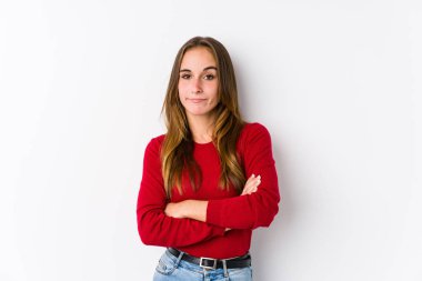 Kafkasyalı genç bir kadın soyutlanmış mutsuz pozu veriyor. İğneleyici bir ifadeyle kameraya bakıyor..