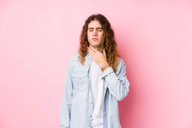 Uzun saçlı yalnız poz veren adam virüs ya da enfeksiyon yüzünden boğazında ağrı hissediyor..