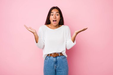 Genç melez Hintli kadın şaşırdı ve şok oldu..