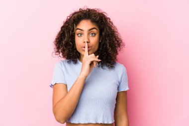 Pembe bir geçmişi olan genç Afrikalı Amerikalı kadın ya sır saklıyor ya da sessizlik istiyor..