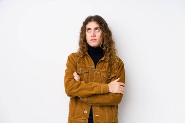 Uzun saçlı adam sürekli aynı işi yapmaktan yoruldu..