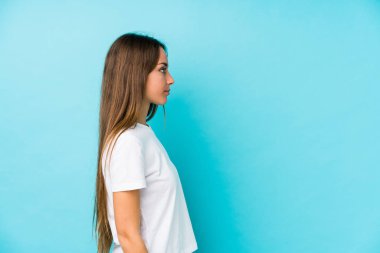 Kafkasyalı genç kadın, yanlamasına sola bakıyor..