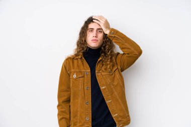 Uzun saçlı adam şok olmuş gibi davranıyor. Önemli bir buluşmayı hatırladı..