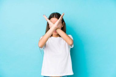 Kafkasyalı genç bir kadın izole edilmiş iki kolu çapraz tutuyor, inkar kavramı.