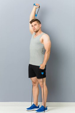 Genç fitness kafkas adam elastik bir bant ile pratik.