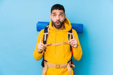 Genç Arap gezgin izole edilmiş, ağzı açık, üst tarafı işaret ediyor..