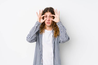 Genç ve uzun saçlı bir adam yalnız poz veriyor. Gözlerini açık tutuyor ve başarı fırsatı arıyor..