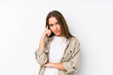 Kafkasyalı genç bir kadın tapınağı parmağıyla göstererek, düşünerek, bir göreve odaklanmış..