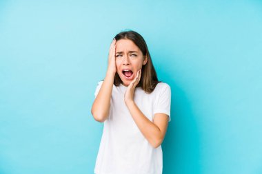 Kafkasyalı genç bir kadın yalnız başına sızlanıyor ve ağlıyordu..