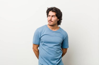 Beyaz bir geçmişi olan genç ve yakışıklı bir adam kafası karışmış, şüpheli ve güvensiz hissediyor..