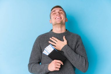 Yolcu kartı tutan genç adam elini göğsüne koyup kahkahalar atıyor..