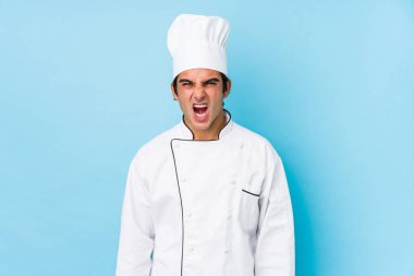 Genç aşçı çok sinirli ve agresif çığlıklar atıyor..