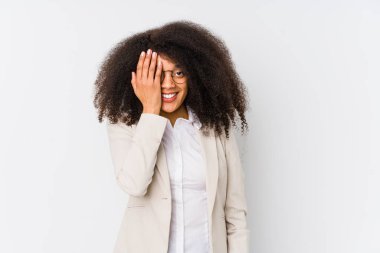 Genç Afro-Amerikan iş kadını yüzünün yarısını avuç içiyle örterek eğleniyor..