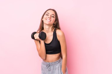 Elinde dambıl tutan beyaz, genç bir kadın.