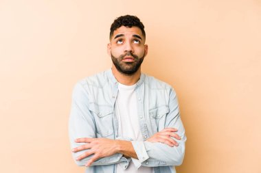 Genç, melez, Arap bir adam sürekli tekrarlanan bir görevden yoruldu..