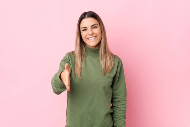 Beyaz bir kadın kameraya el uzatarak selam veriyor..