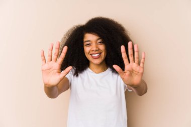 Genç Afrikalı Amerikalı kadın on numarayı elleriyle gösteriyor..