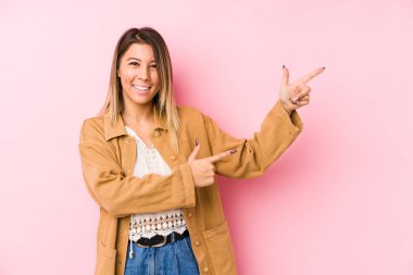 Kafkasyalı genç bir kadın, izole edilmiş bir şekilde işaret parmağıyla fotokopi alanını işaret ederek heyecan ve arzusunu ifade ediyor..