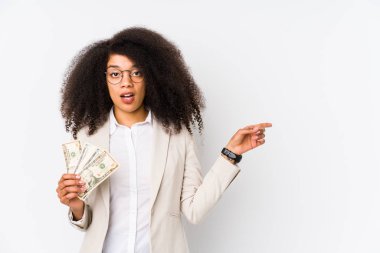 Elinde kredi kartı olan genç afro iş kadını, genç afro iş kadınını bir kenarı işaret eden bir krediyle izole etti.