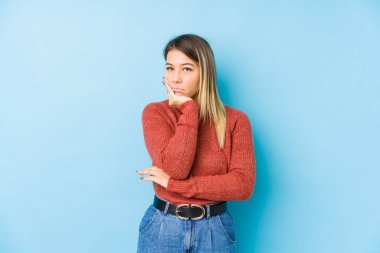 Yalnız poz veren genç beyaz bir kadın. Sıkılmış, yorgun ve dinlenmeye ihtiyacı var..